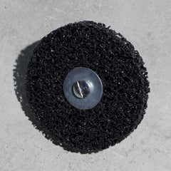 Harte Vlies-Schleifscheibe auf einem 100x15x6 mm Schaft