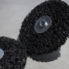 Harte Vlies-Schleifscheibe auf einem 100x15x6 mm Schaft