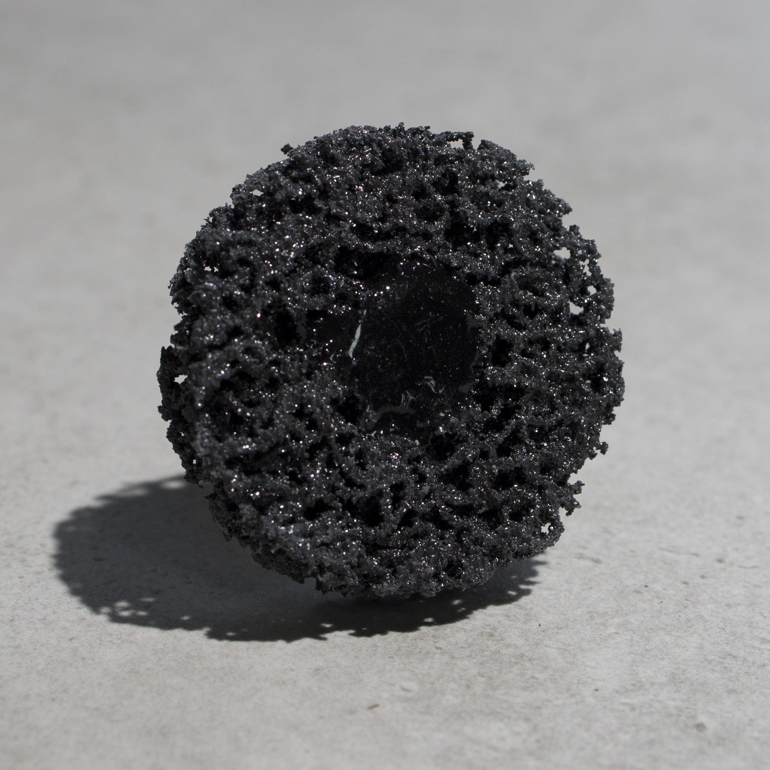 Harte Vlies-Schleifscheibe auf einem 50x15x6 mm Schaft