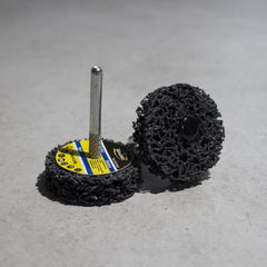 Harte Vlies-Schleifscheibe auf einem 50x15x6 mm Schaft
